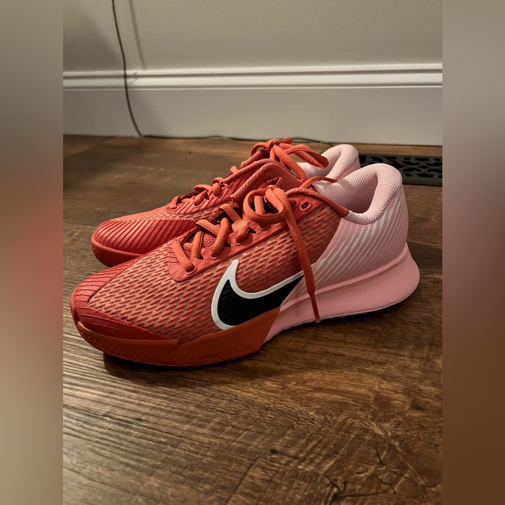 Nike Women's Red and Pink Training Sneakers - Picture 2 of 2